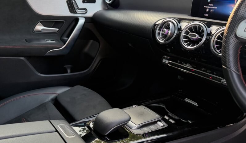 
								Mercedes Benz CLA 200 AMG Package full									