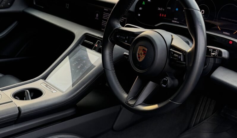 
								Porsche Taycan full									
