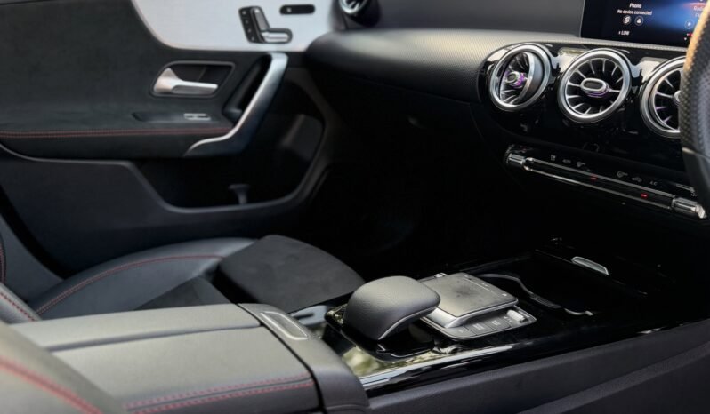 
								Mercedes Benz CLA 200 AMG Package full									