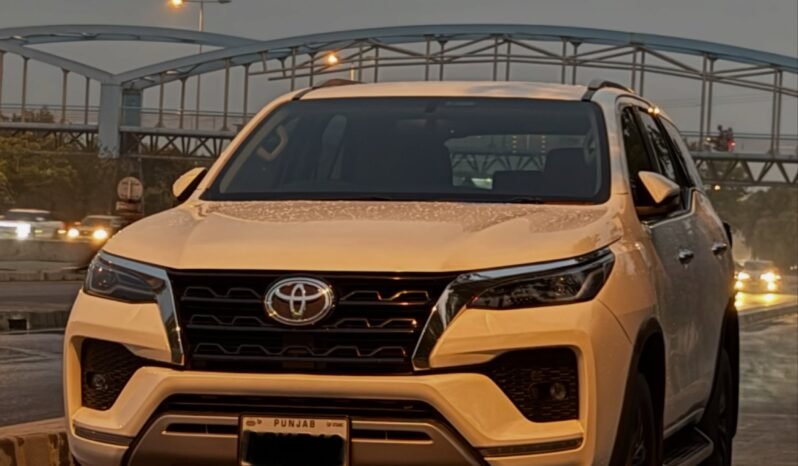 
								Toyota Fortuner Sigma 2.8 full									