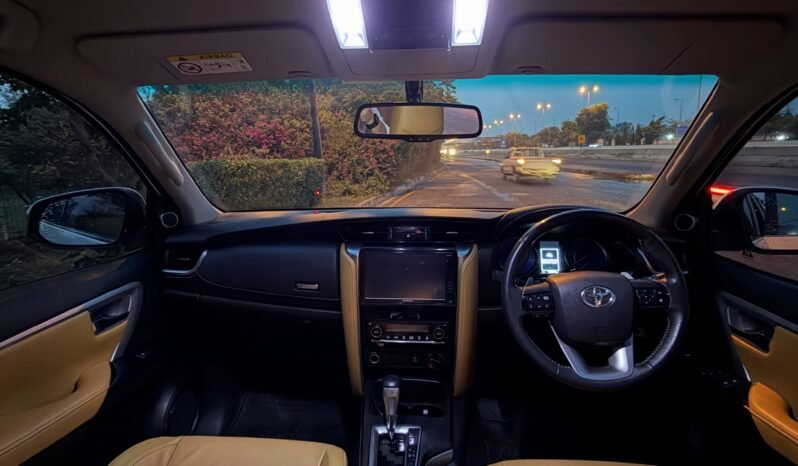 
								Toyota Fortuner Sigma 2.8 full									