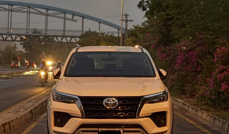 
								Toyota Fortuner Sigma 2.8 full									