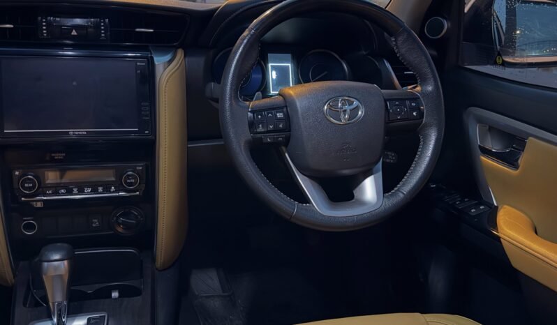 
								Toyota Fortuner Sigma 2.8 full									