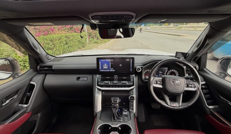 
								Toyota Land Cruiser LC300 GR full									