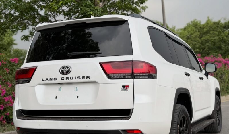 
								Toyota Land Cruiser LC300 GR full									