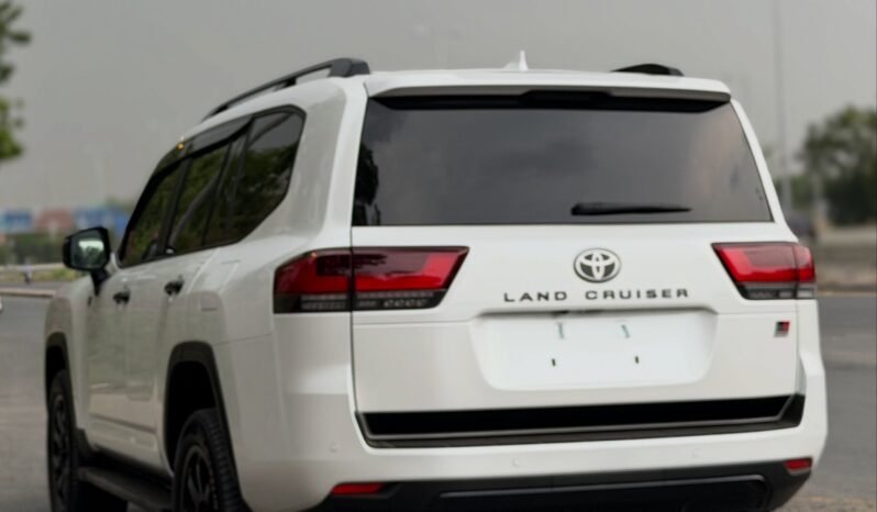 
								Toyota Land Cruiser LC300 GR full									
