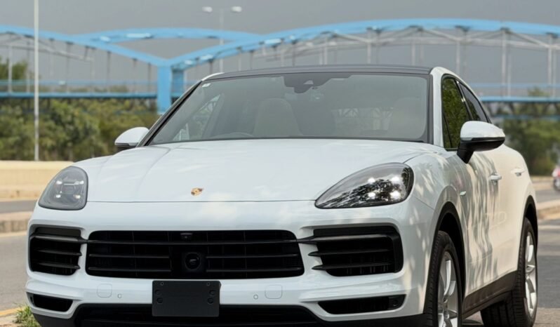 
								Porsche Cayenne E Hybrid Coupe full									