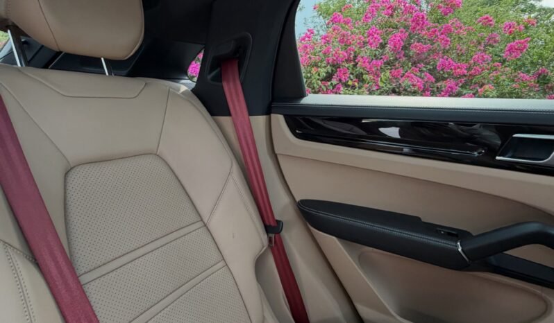 
								Porsche Cayenne E Hybrid Coupe full									