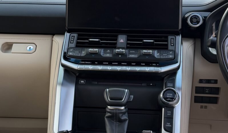 
								Toyota Land Cruiser ZX LC300 full									